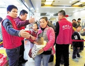 春運第一線，紅馬甲人工搬運服務溫暖回家路